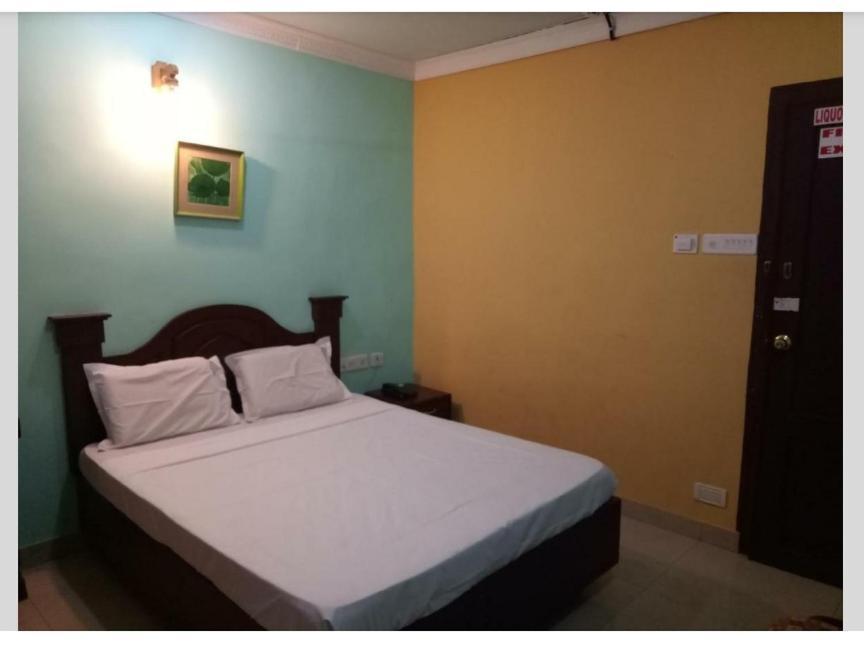 Hotel Priya Chengannur Kültér fotó