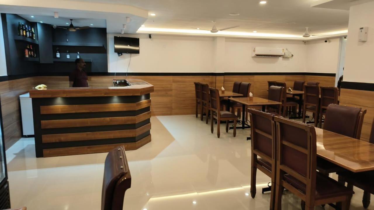 Hotel Priya Chengannur Kültér fotó